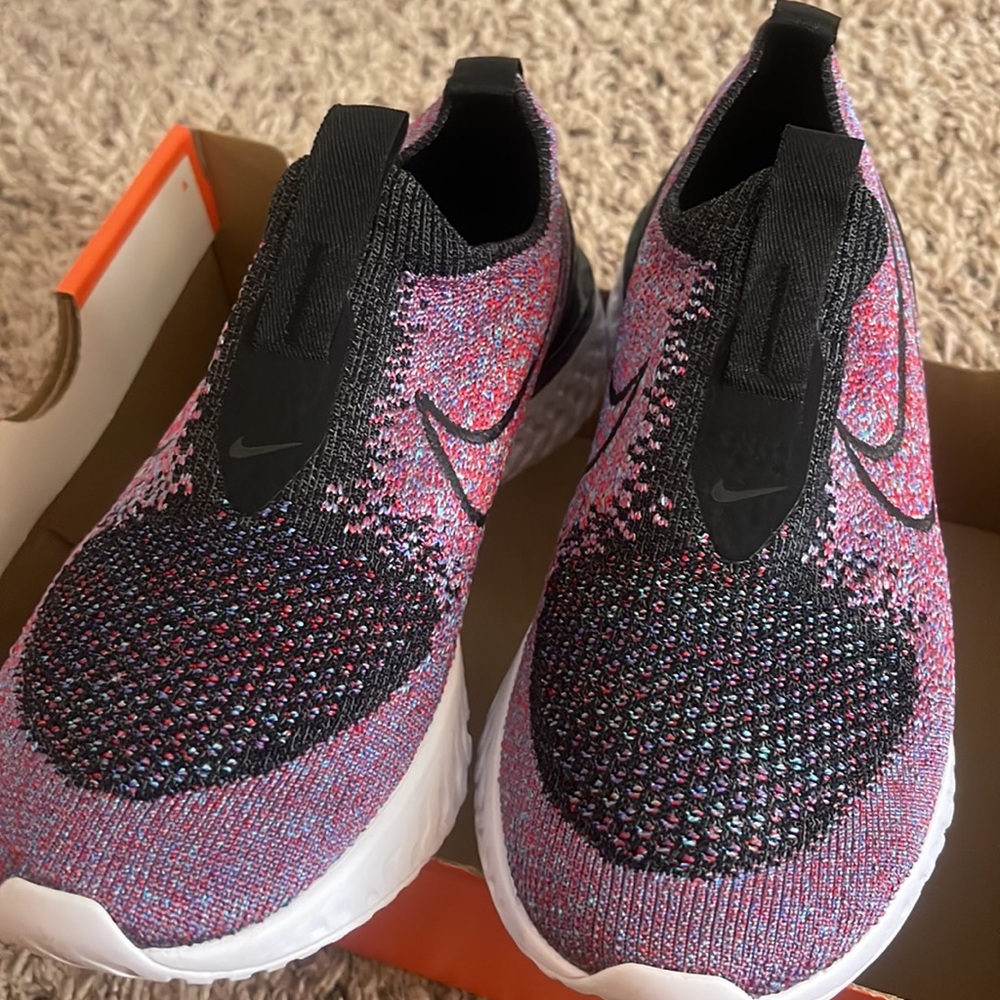 Womens size 6 running sneakers new in box - Picture 2 of 5
